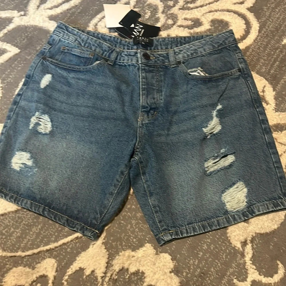Man boohoo man distressed shorts. New denim. - Picture 1 of 3
